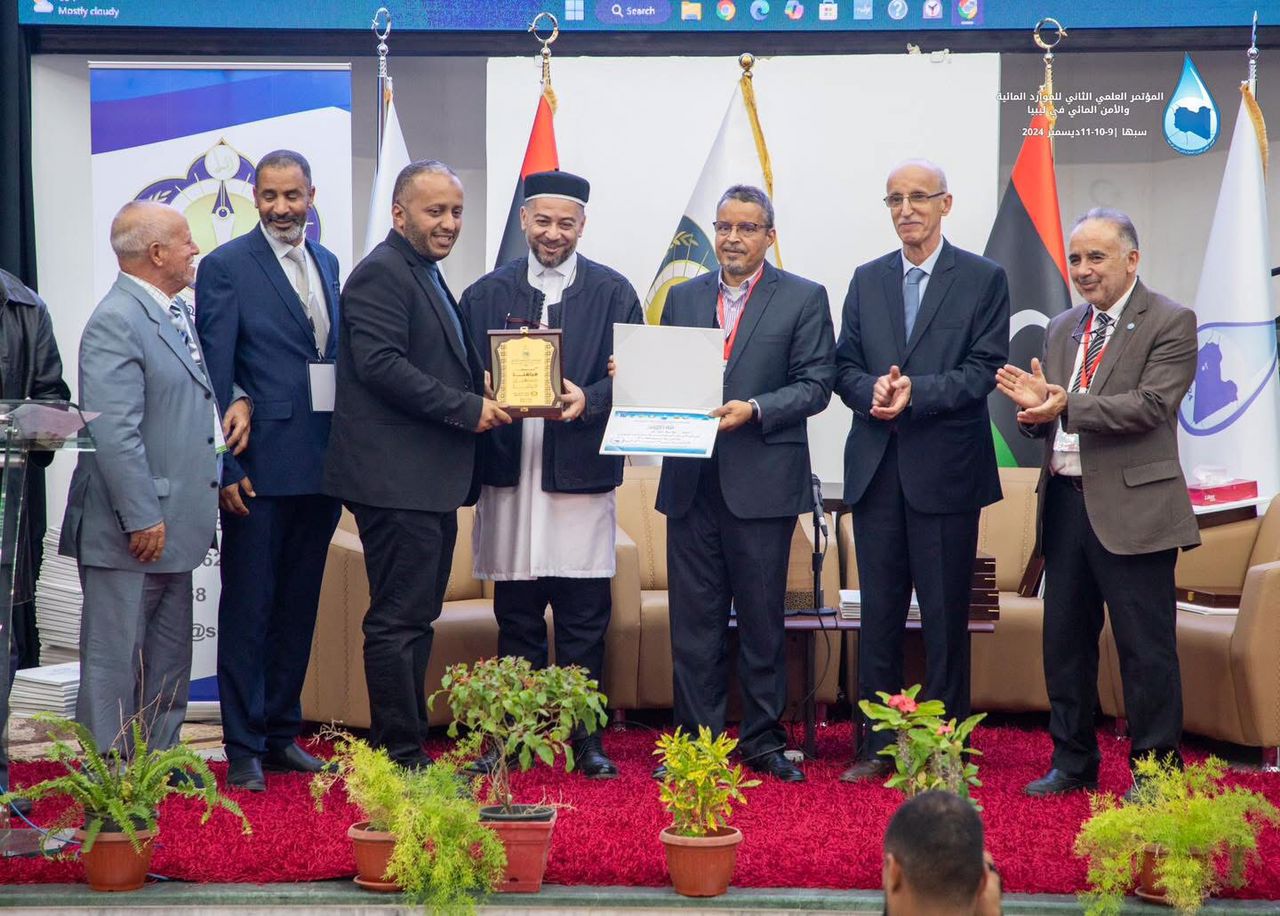  توزيع االشهائد